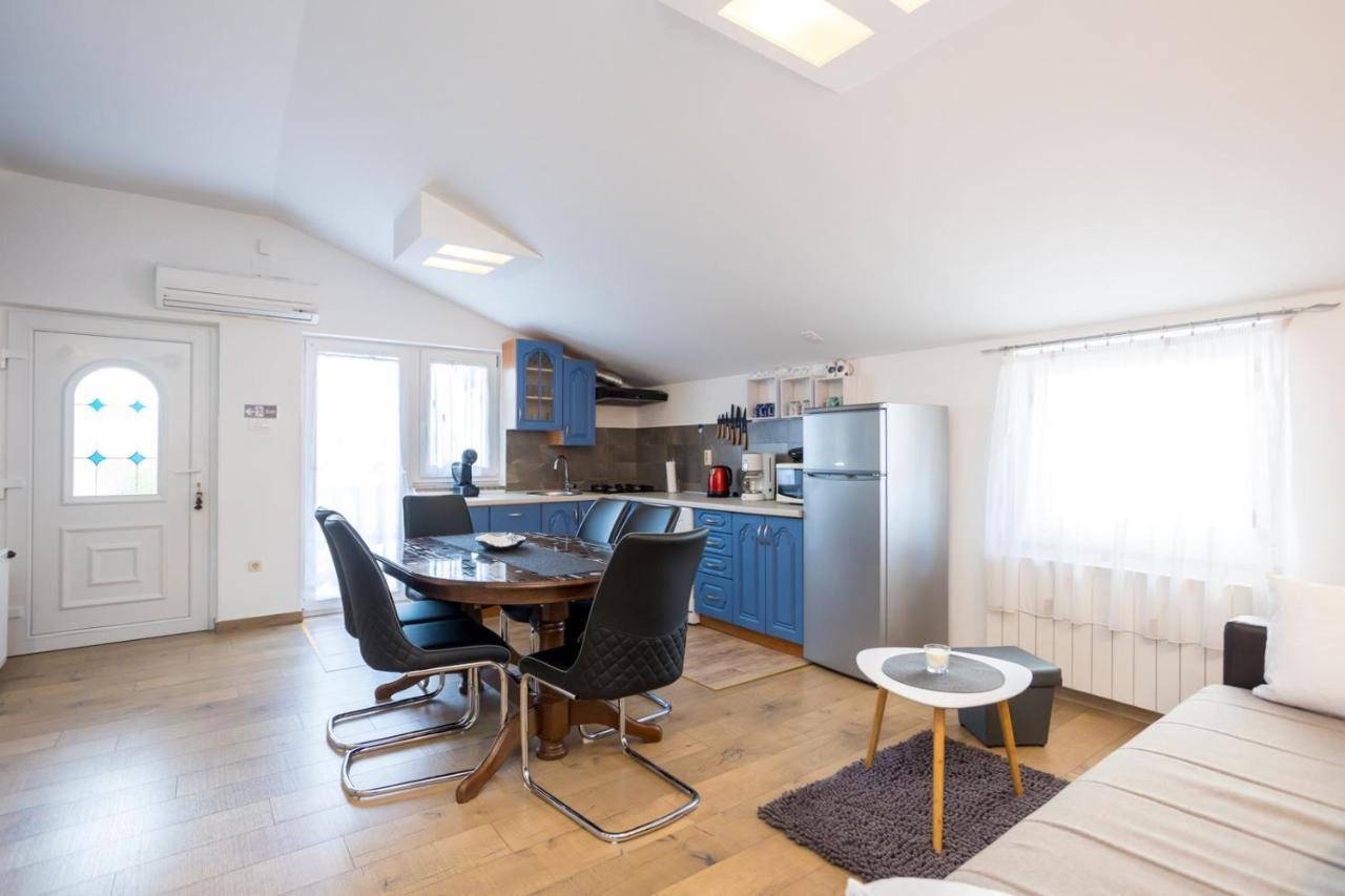 Apartman Luni Sa Bazenom - Malinska, Sveti Anton Sveti Anton  Exterior photo